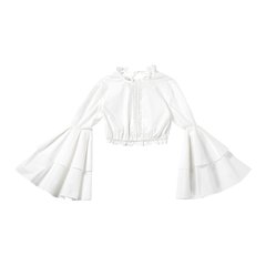 【365days色っぽ】動くたびに袖がはためく、ドラマティックな白ブラウス