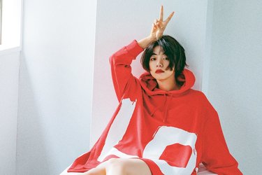 池田エライザ、ラフなのに色っぽい！ 魅惑の赤を着こなす | arweb