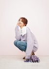 ラベンダーカラーのニットを着る松井愛莉