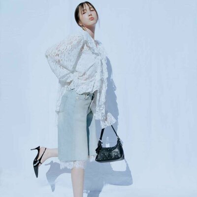 本田翼「可愛いだけじゃない今っぽさが出せるのが好き」甘×毒で大人可愛い【レース付きハーフデニムコーデ】