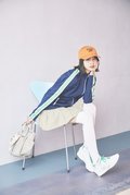 [スカートを着回し]ジャケット￥31,900／ポロ ラルフ ローレン　キャップ￥6,600／ビームス ゴルフ　ソックス￥2,860、シューズ￥14,850／ニューバランス ゴルフ 　バッグ￥8,250／ジャックバニー