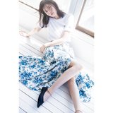 スリットから覗く美脚に、ドキドキ！ 偶発的な肌見せがお上品♡