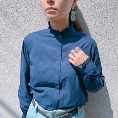 【ユニクロ×イネス￥2,990】フリルカラーがフレンチシックなブルーシャツの着こなし