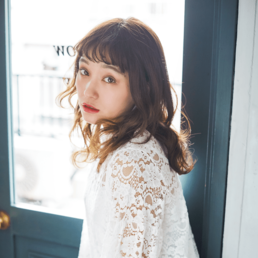 ハンサムなシルエットに カールの甘さをトッピング