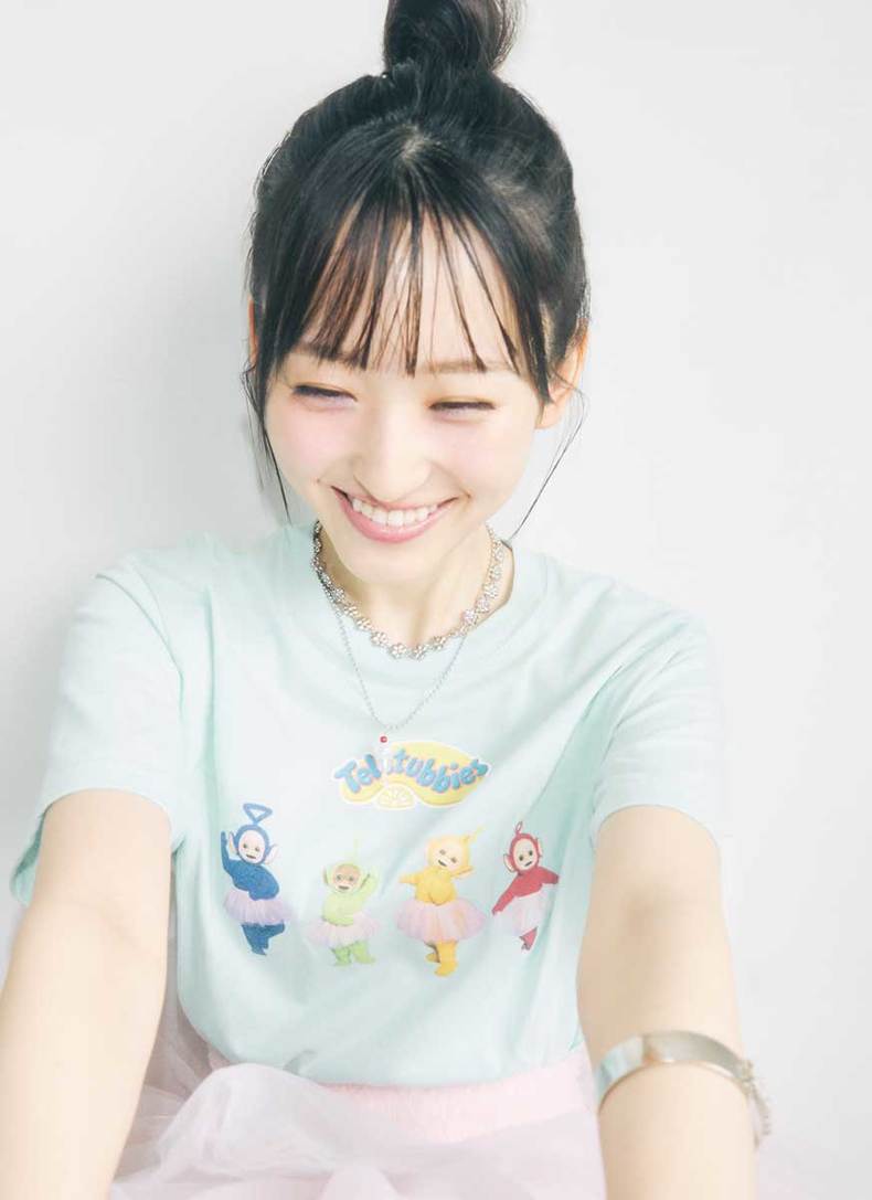 一ノ瀬美空。2025年ar9月号より　Tシャツ￥6,380／グッドロックスピード × レイ ビー ムス（レイ ビームス 新宿） スカート￥35,200／エイミ ー イストワール（エイミー イストワール ルミネエスト新宿店）　チョーカー￥ 13,000、リング（右）￥8,000、 （ 左）￥6,000／スリースリー クラブ　ネックレス￥950 ／ナディア フローレスエンエルコラソン　バング ル￥14,080／イエロースワ ロー（ショールーム シャル メール）　シュズ￥26,950 ／スタッカート（バロック ジャパンリミテッド）