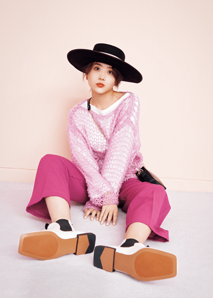 ブランニューなピンクにつつまれた松井愛莉さん