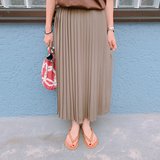 楽なのにこの高級感はすごい！　ユニクロのオリーブ色プリーツスカートが超使える