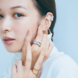 「イヤカフの重ね付けが気になる！」上手に耳元アクセを【レイヤード】する方法をプロに聞いてみた