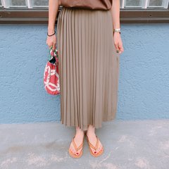 楽なのにこの高級感はすごい！　ユニクロのオリーブ色プリーツスカートが超使える