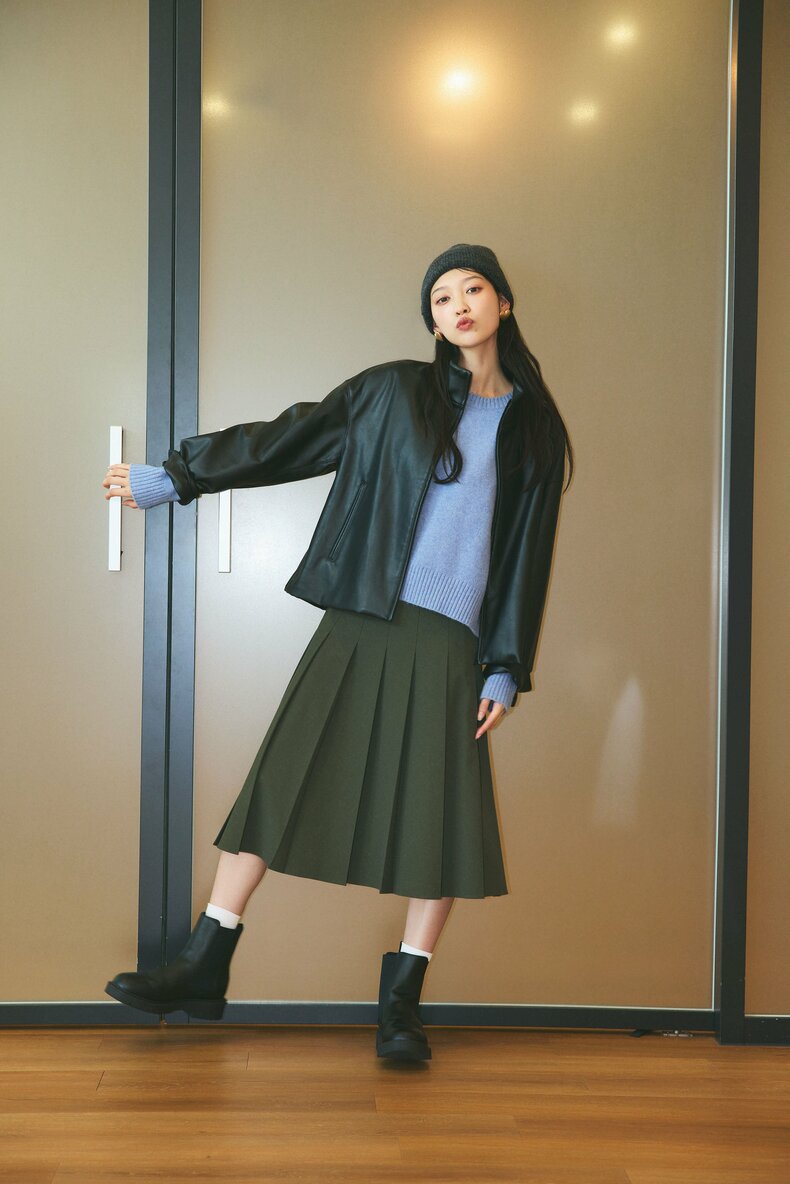 スカート／着回し　ブルゾン￥5,990、セーター￥2,990、帽子￥1,500、ブーツ（参考商品）／ユニクロ　靴下／スタイリスト私物