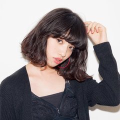 小悪魔的なハネ感で翻弄する大胆なツヤ黒ジューシーボブ