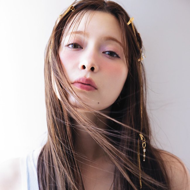 【ヘアにまつわるQ&A】前髪が割れる時の直し方は？ヘアオイルの正しい使い方って？時間がない時に使えるアイテムなど、お悩みに人気ヘアメイクがお答え♡