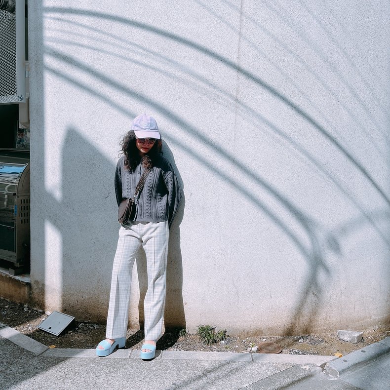 パンツ￥990、カーディガン￥2,490／ジーユー