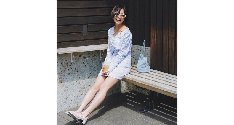 大原優乃「このコーデは私のどタイプです」ブルーのミニワンピで清澄白河に降り立つ♡ 一枚で大活躍の【主役級ミニワンピコーデ】