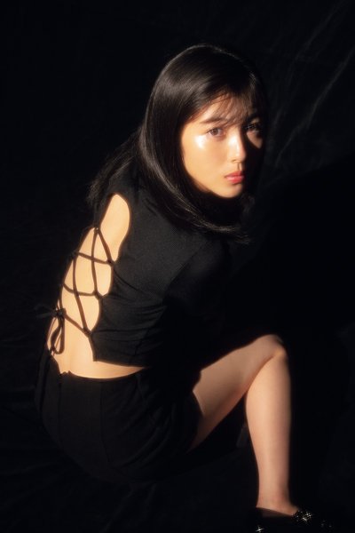 接写カットに挑戦する浜辺美波