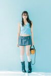 八木アリサ。ar5月号より　トップス￥8,470／シールームリン 神宮前店　スカート￥5,990、ブーツ￥19,990／ZARA（ザラ カスタマーサービス）　メガネ￥50,710／ミュウミュウ（ルックスオティカジャパン カスタマーサービス）　ピアス￥3,960／mimi33（サンポークリエイト）　リング￥33,000／LAMBDA（サザビーリーグ エーアンドエスカンパニー）　バッグ￥17,600／ビリティス・ディセッタン（ビリティス）　ソックス￥4,400／ザヴァージンズ