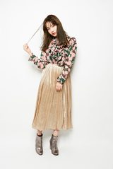 キラッとオンナな淡色コーデ