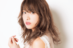 ラベンダーカラーにネオウルフヘアを合わせれば 奔放な色っぽさが見え隠れ