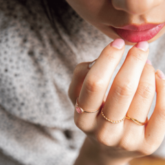 意外と男子は見てるらしい。　女らしさ上がる手元のおしゃれは上品に♡がお約束【日向坂46齊藤京子】