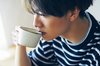ボーダー柄を着ている諸星翔希。ar8月号より