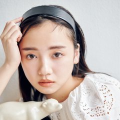 齊藤京子、カチューシャで前髪を封印！マットな彫り深メイクで大人顔を披露♡
