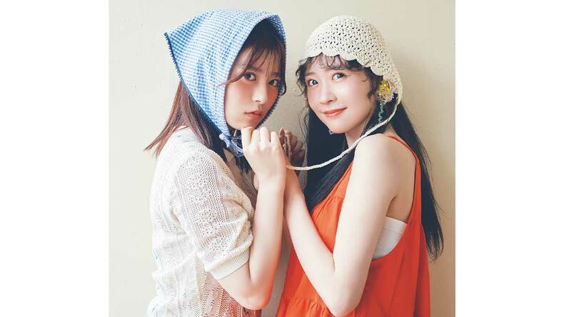 FRUITS ZIPPERの2人が競演♡ 櫻井優衣＆月足天音がトレンドファッションを着こなし！【ガーリーバブーシュカコーデ】