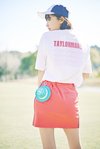シャツ¥8,800、スカート¥12,100、ポーチ¥9,900、ボールポーチ¥4,180、ソックス¥3,300/テーラーメイド