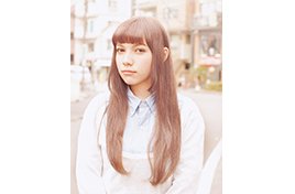 アッシュベースの色味で外国人風の透け髪に