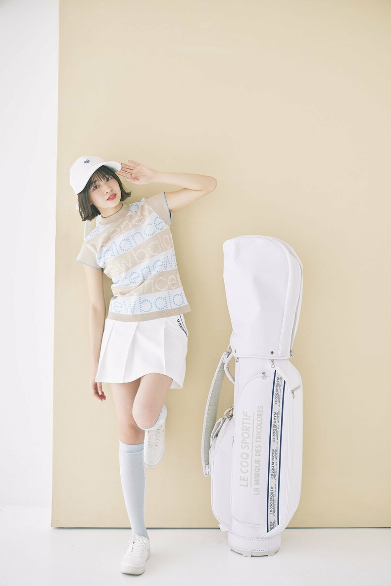 シャツ¥12,100/ニューバランス ゴルフ、スカート¥13,200、キャディバッグ¥29,700/ルコックスポルティフ ゴルフ キャップ¥2,999/ティゴラ ソックス¥2,200/テーラーメイド