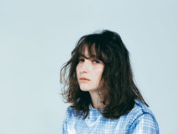 クセ毛風パーマでゆる～い脱力感をまとうスマートミディ