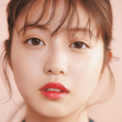 今田美桜、おろした前髪とふっくら赤い唇がなんだか新鮮♡「自分で塗る場合はササッと直塗りで。」リップ事情もお届け