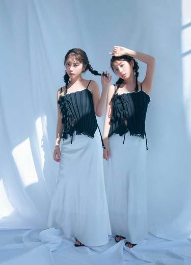 真夏の女神になれるコーデって？ サテンのロングスカートは白一択