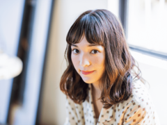 眉上ワイドバングで魅せるレトロな可愛さにキュン♥