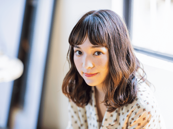 眉上ワイドバングで魅せるレトロな可愛さにキュン♥