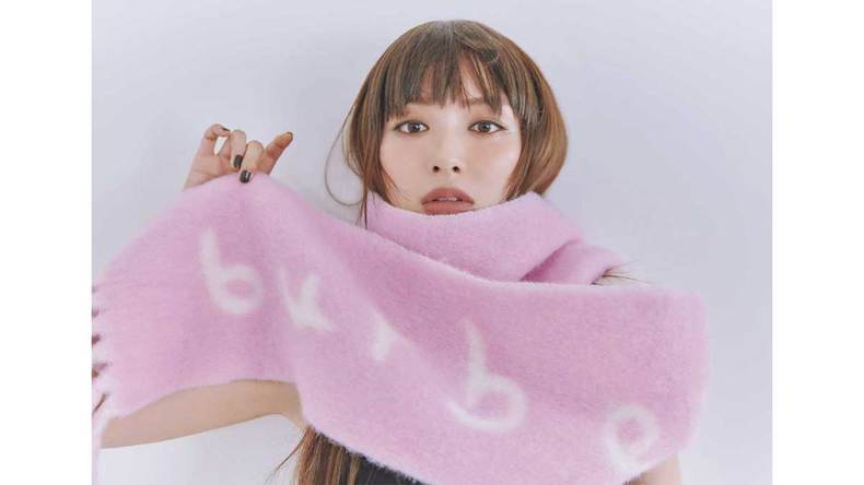【新作・バーバリー】リバーシブルで気分によって変えられる♡ 映え確実なピンクマフラーをご紹介