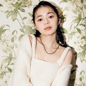 上國料萌衣、デコルテのくぼみが美美美♡「薄着になり、首元が寂しく感じる…」今HOTな注目【ネックレス】７選