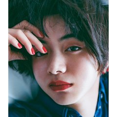 池田エライザ、ラフなのに色っぽい！　魅惑の赤を着こなす