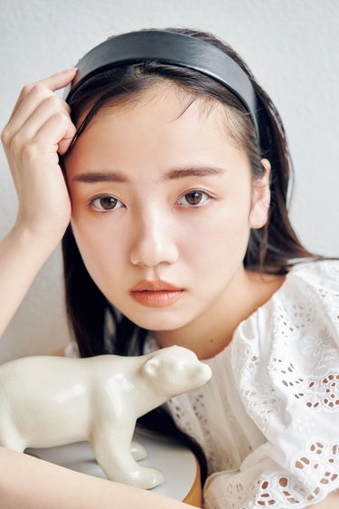 齊藤京子、カチューシャで前髪を封印！マットな彫り深メイクで大人顔を