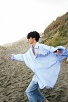 砂浜にいる森田美勇人。ar2月号より