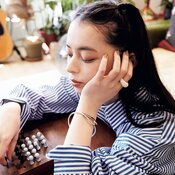 上國料萌衣、華やかな手元で優雅にチェス♡ 手首まわりが寂しくなる季節【ブレス×リング】のユニークなケミが超絶HOT!