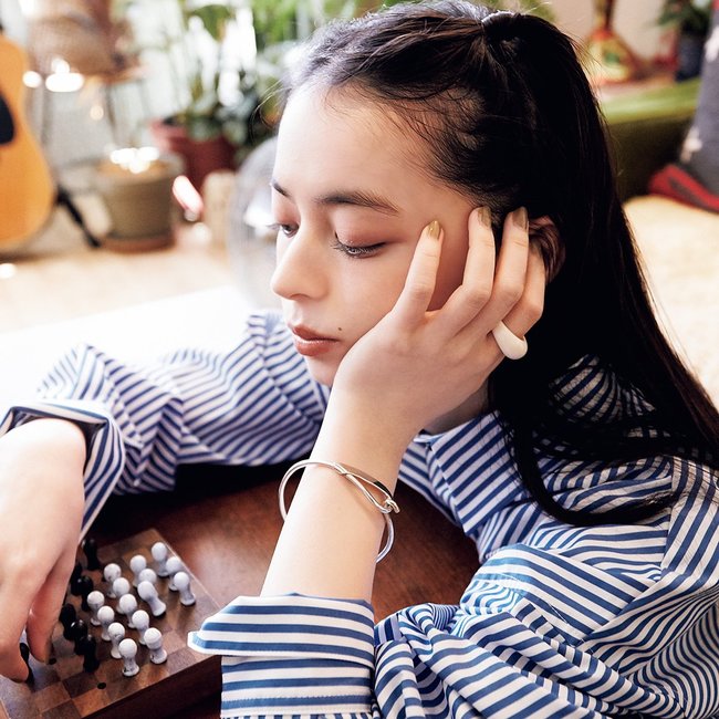 上國料萌衣、華やかな手元で優雅にチェス♡ 手首まわりが寂しくなる季節【ブレス×リング】のユニークなケミが超絶HOT！