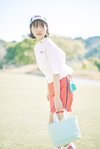 シャツ¥8,800、スカート¥12,100、ポーチ¥9,900、ボールポーチ¥4,180、ソックス¥3,300/テーラーメイド
