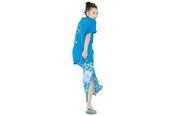 「イイ女感、大優勝!」深めスリットスカートに、ビッグTシャツを合わせる裏技