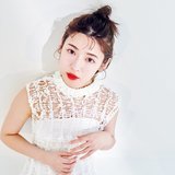 白石聖、こんなお顔で見つめられたら…♡ やっぱり”赤リップ”がなくちゃ！