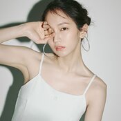 吉岡里帆「お風呂上がりと朝の洗顔後にプシューッと」愛用中の”高濃度の炭酸ミスト”って?重宝コスメやフレグランスも一挙公開♡