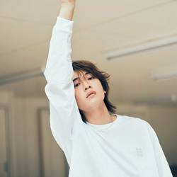 庄司浩平、子供の頃からの意外な趣味って？「今でも借りる派」ロンT姿がカッコよすぎ♡