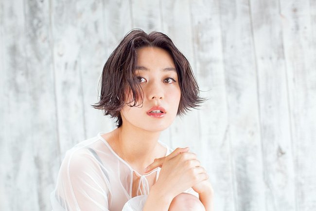 リップラインを柔らかく彩るフリンジショート