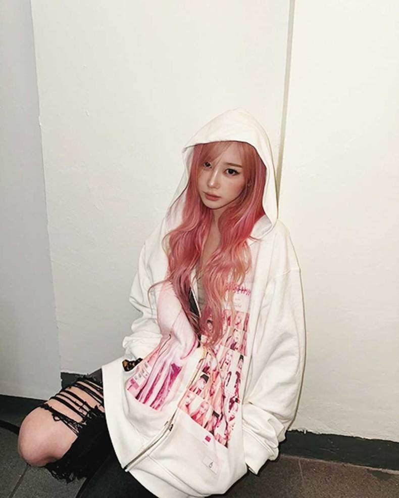 ジャンル別・韓国アイドル「空港コーデ」 ①王道ラフ空港コーデ