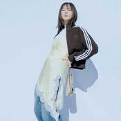 本田翼、太めデニムに今っぽさを足すには？「繊細な素材が絡むと…」スポーティ×ランジェリーの色気デニムコーデをご紹介