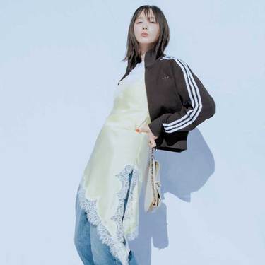 本田翼、太めデニムに今っぽさを足すには？「繊細な素材が絡むと